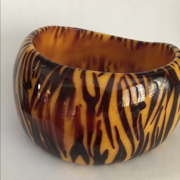 Lucite zebra pattern wide bangle bracelet - Picture 8 of 9